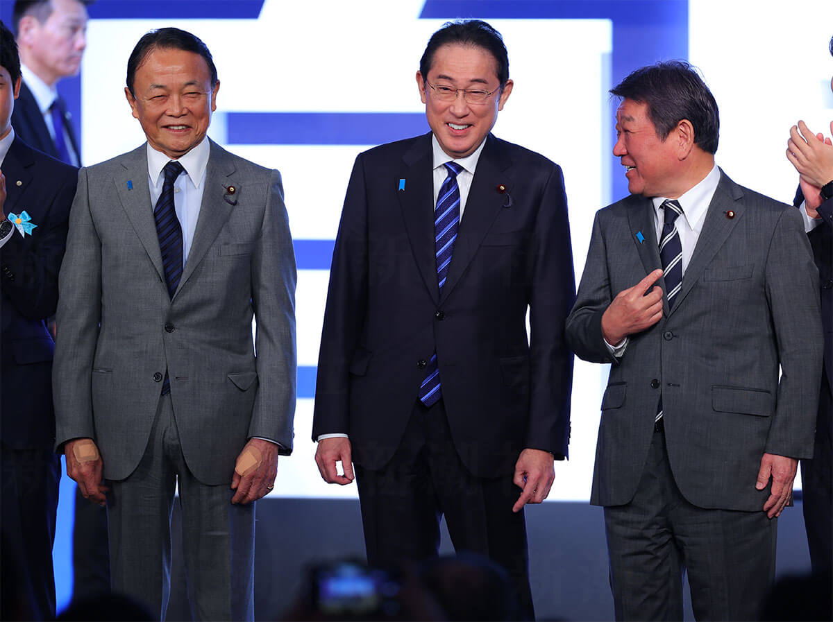 会食を終え店を後にする麻生太郎氏、岸田文雄氏、茂木敏充氏 (写真：ヤフーニュース/新潮)