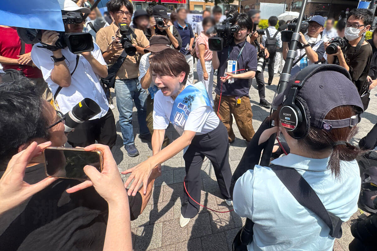 山尾志桜里氏が参院選東京選挙区での第一声で演説する様子