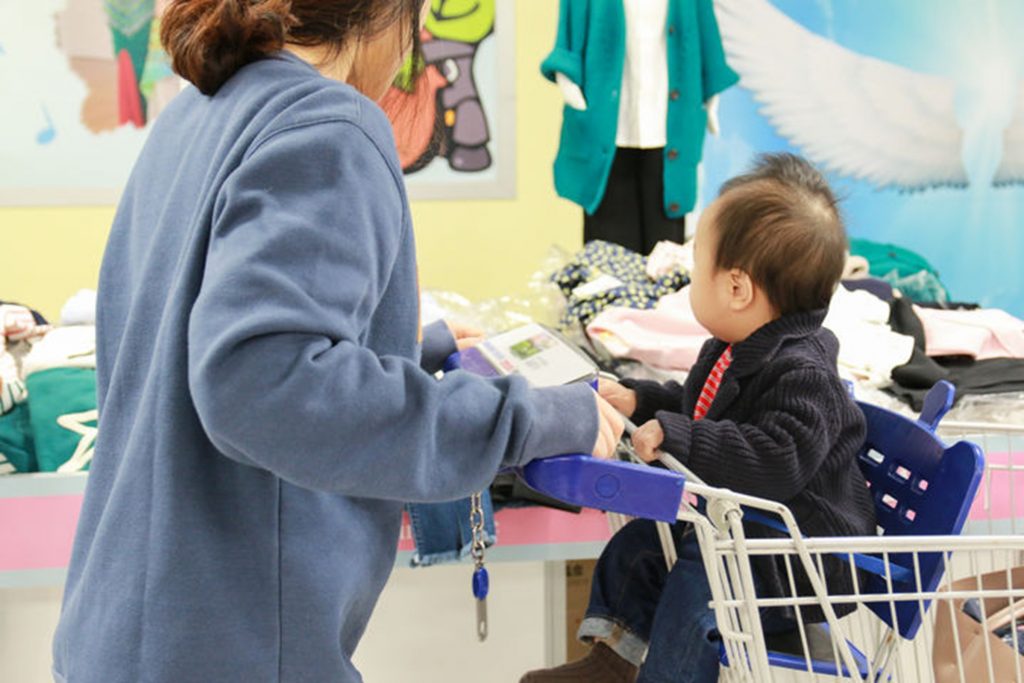 スーパーで買い物をする親子のイメージ