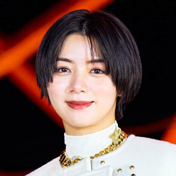 FNS歌謡祭で「ELAIZA」として歌唱する池田エライザ。黒と白のドレス姿