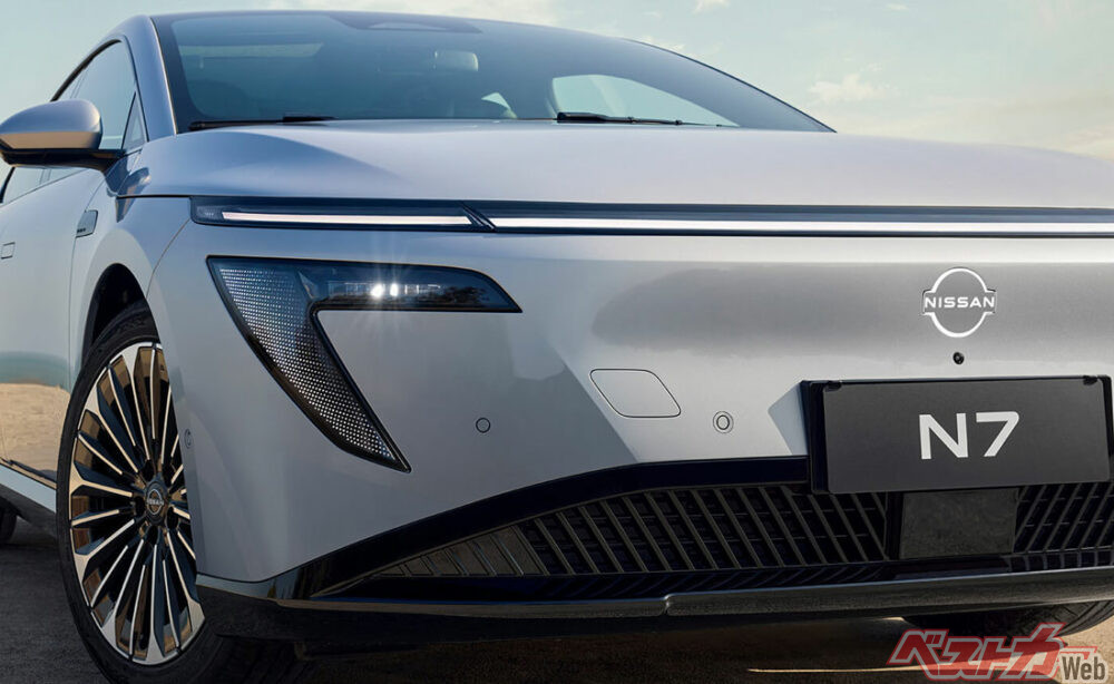 中国市場で好調な日産電動セダン「N7」のフロントビュー