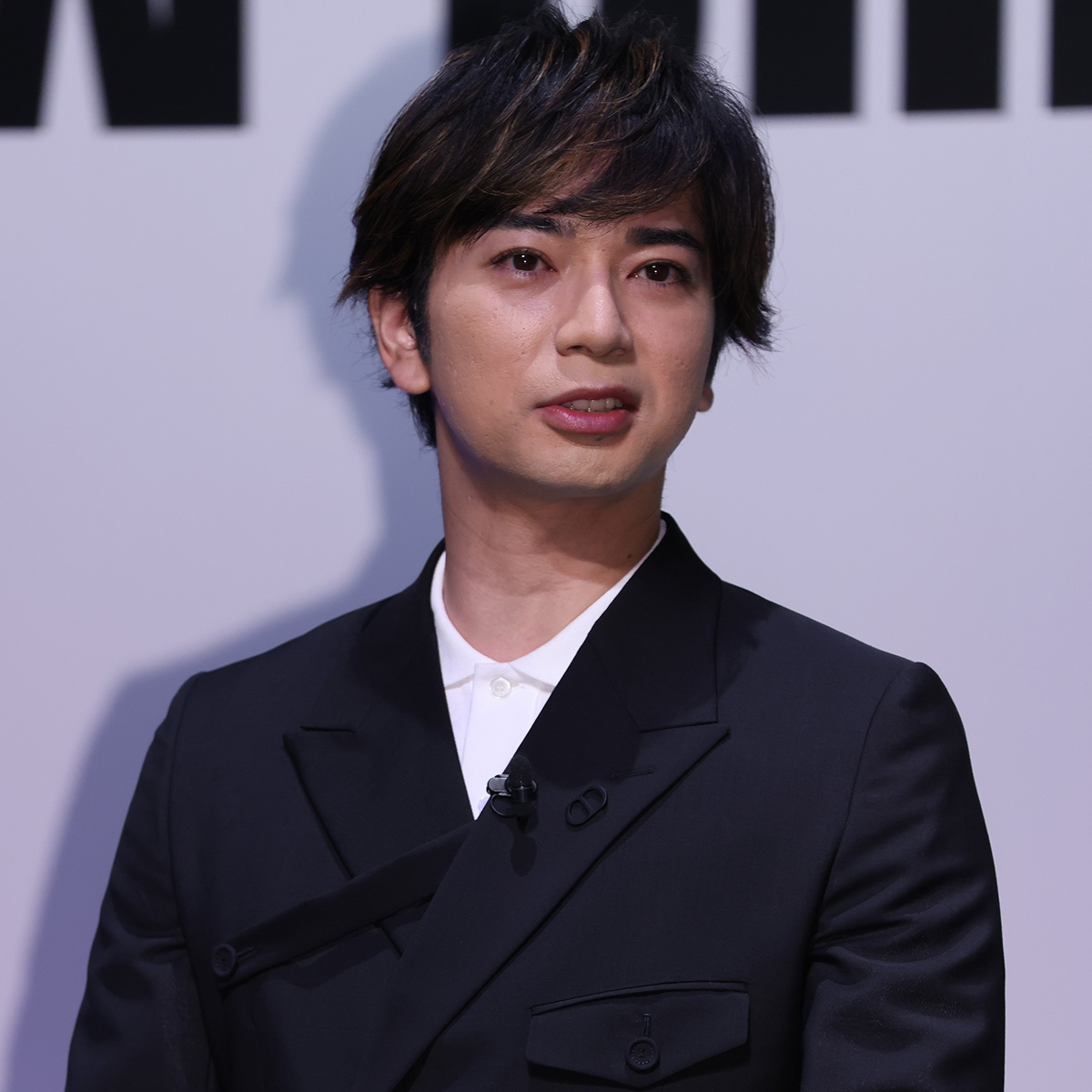 渡辺えりさんのインスタグラムに投稿された、中村七之助さんの結婚披露宴での松本潤さん、尾上松也さん、松田龍平さんとの集合写真