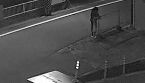 道路にロープ、男性けが　殺人未遂容疑で23歳逮捕　映像に一部始終
