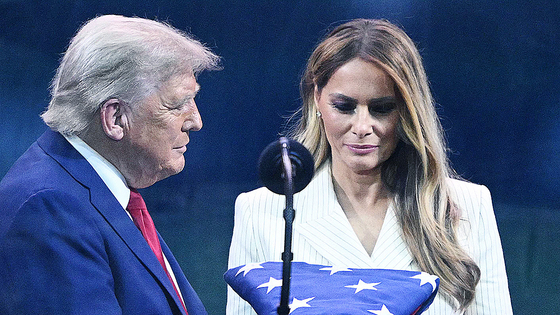 ドナルド・トランプ氏の移民政策に反発、帰化市民の妻メラニア夫人と息子追放を求める請願に関するニュース記事の画像