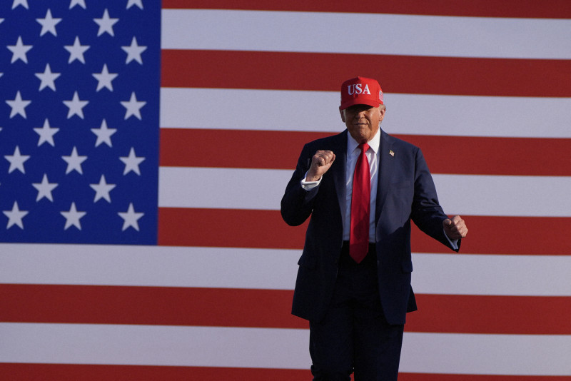 減税法案を推進するトランプ前大統領。支持者の集会で演説する様子