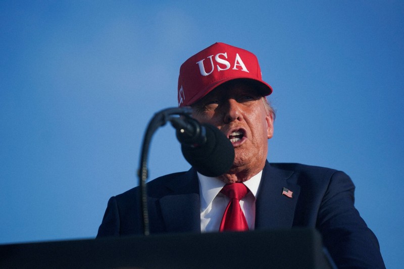 アイオワ州で演説するトランプ大統領。EV優遇策を批判。