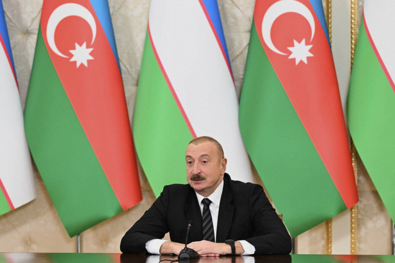 ロシアとの対立を巡り記者会見を行うアゼルバイジャンのアリエフ大統領。