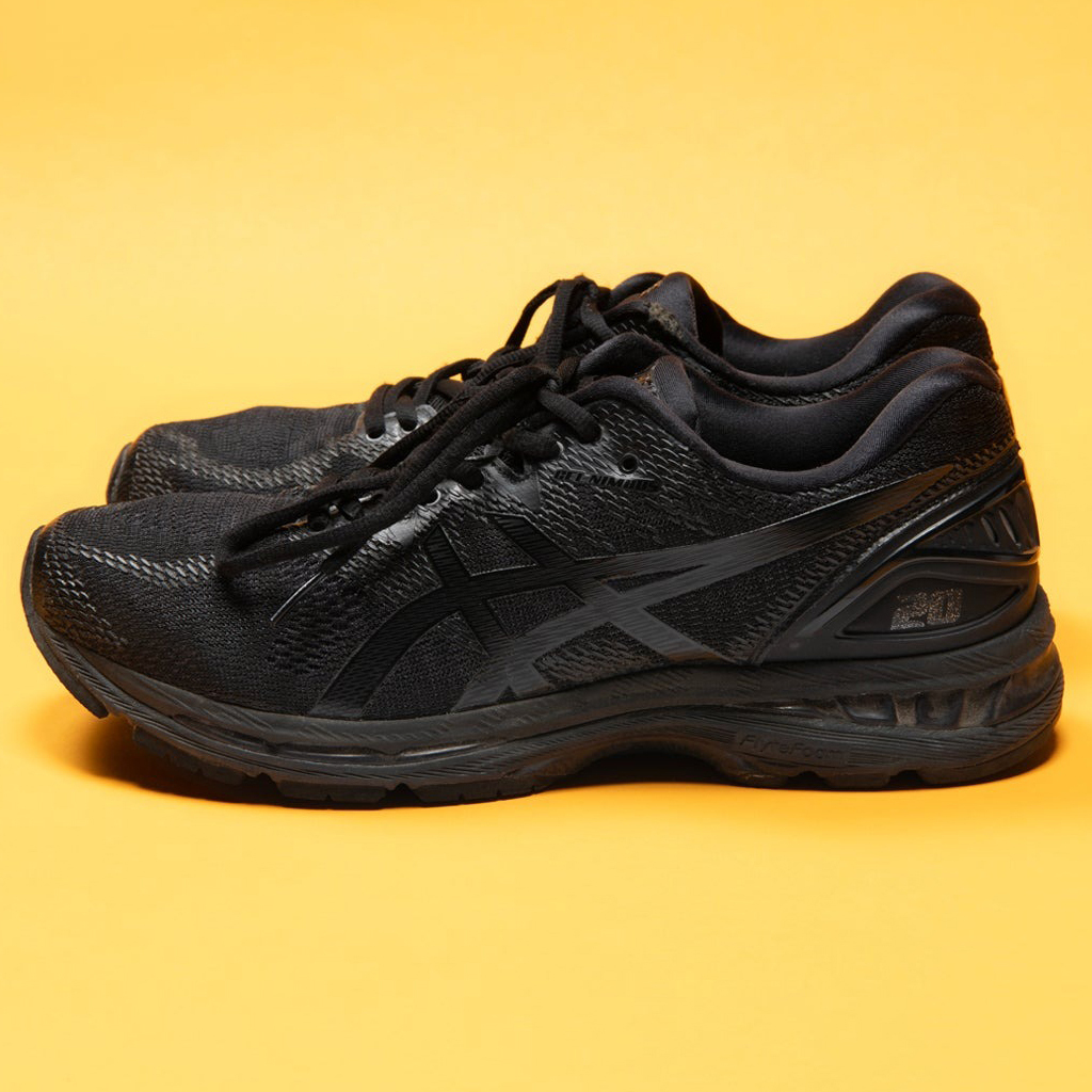 ASICS ブラック スニーカー オシャレな大人が買ってよかった「黒いアシックス」3選！履く
