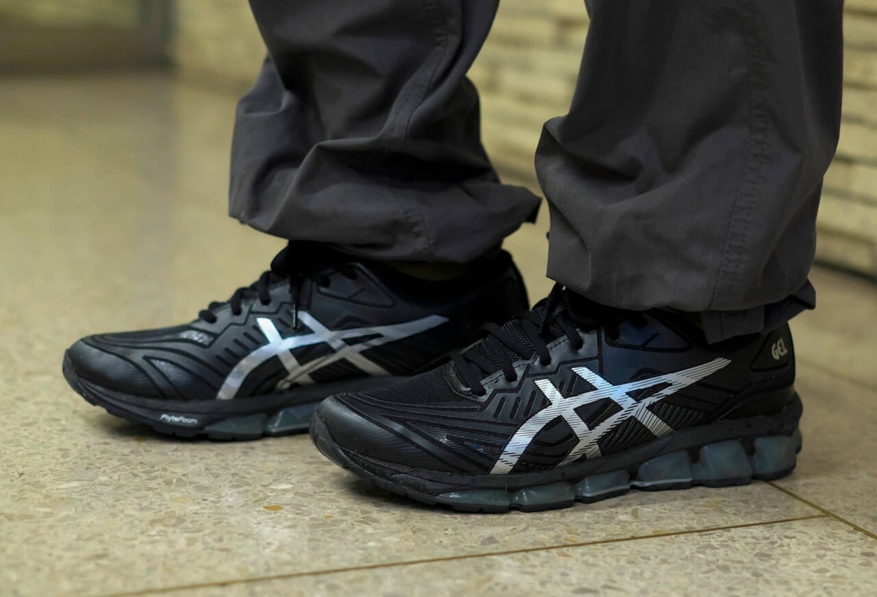 ASICS ブラック スニーカー ストリート×機能美を極めたコラボ、大人の黒スニーカー大本命