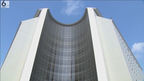 トラックが動き出し男性死亡　サイドブレーキかけ忘れか