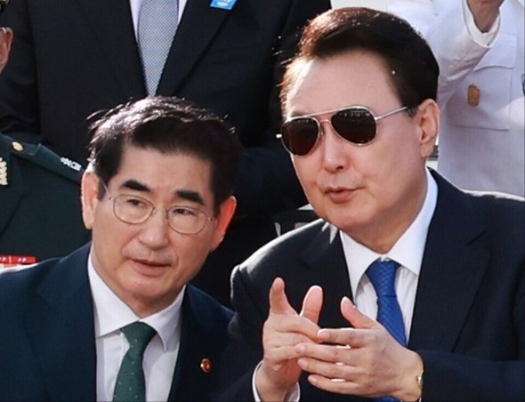 昨年10月の軍創設記念行事で話す尹錫悦前大統領と金永鉉国防長官