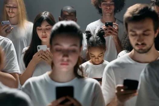 スマートフォンを使用する若者、デジタル疲れやSNSの影響を示すイメージ