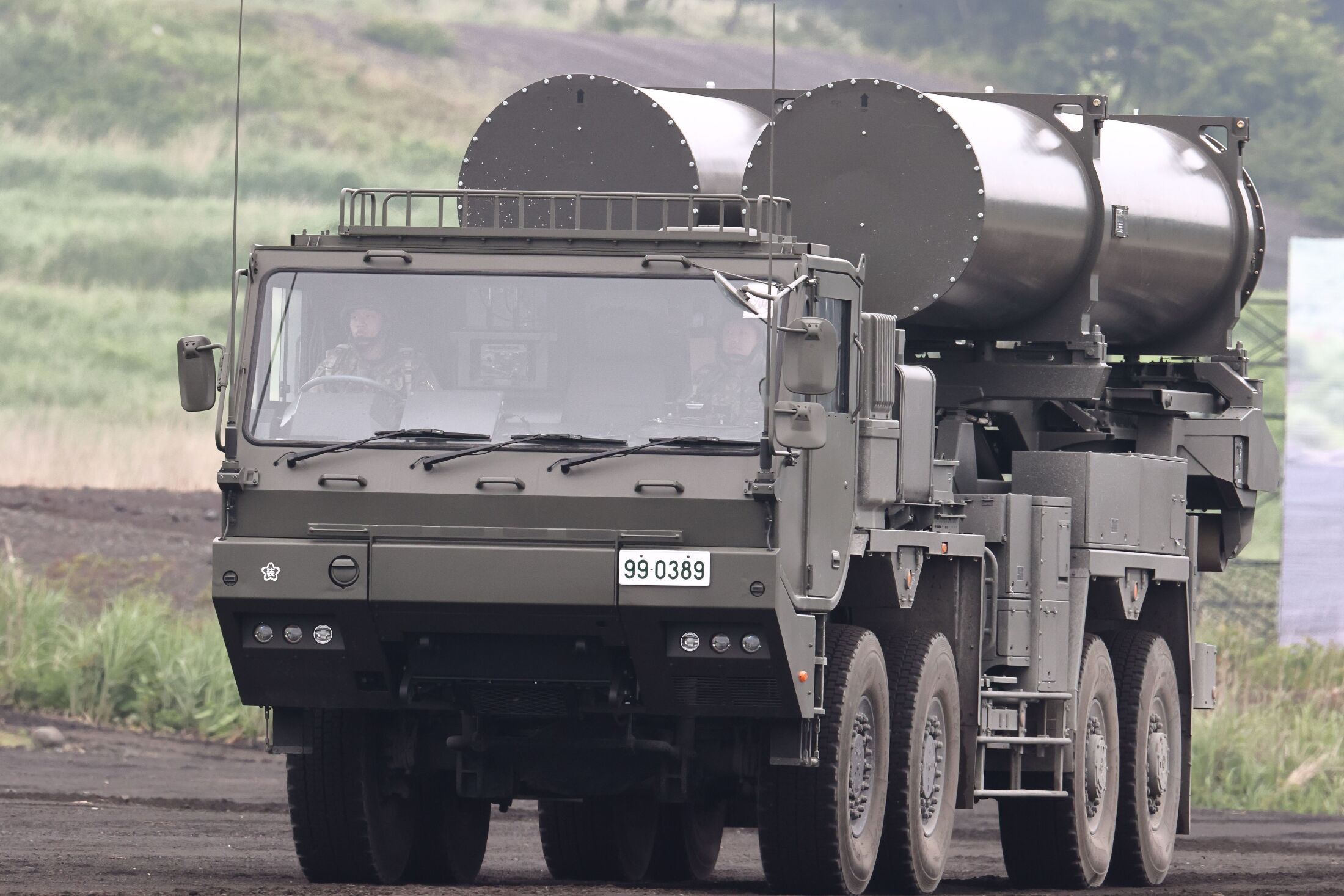陸上自衛隊の10式戦車が富士総合火力演習で実弾射撃訓練を行う様子