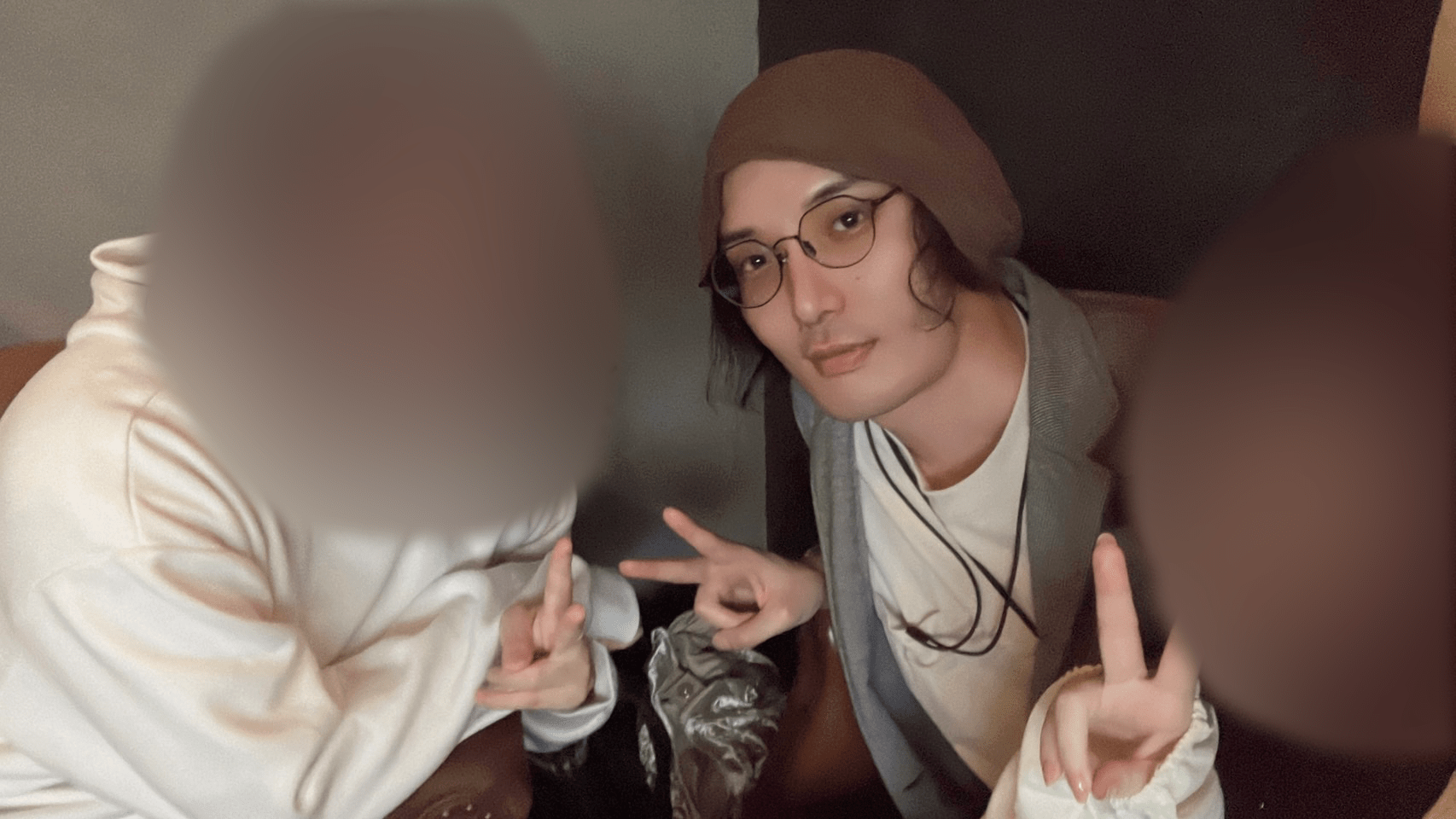 複数の友人と共に写る斎藤純容疑者。逮捕前の日常の一コマか。