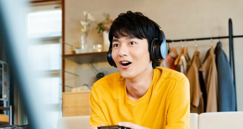 新型ゲーム機を操作するユーザーの手元イメージ