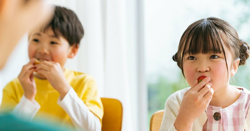 子供たちが朝食をゆっくりと食べる様子。セロトニンを増やす咀嚼のリズム運動として効果的です。（画像はイメージ）