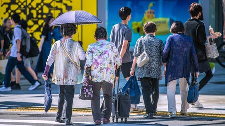 健康リスクを示唆する背中の丸まり、猫背姿勢の人物イメージ