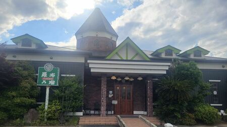 独特な外観を持つローカル喫茶チェーン「羅布乃瑠沙羅英慕」の建物