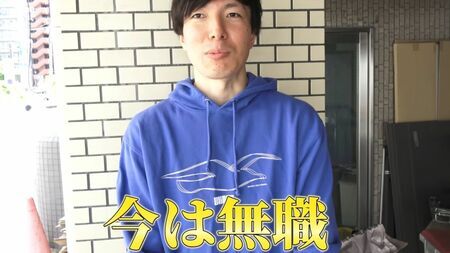 30歳で大学中退、無職となった藤井さん（仮名）。節約系YouTuberくらま氏の取材を受ける様子。