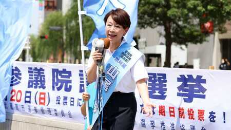 参議院選挙候補者の山尾志桜里氏がJR吉祥寺駅前で街頭演説を行う様子