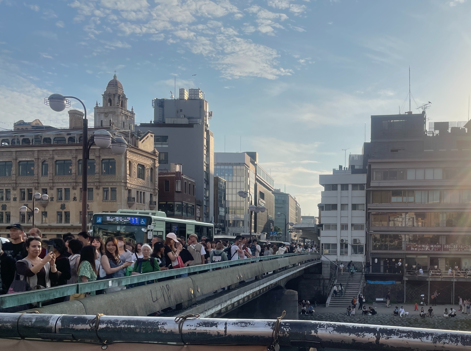 京都・四条大橋に密集する外国人観光客。交通インフラへの負担増を象徴する光景。