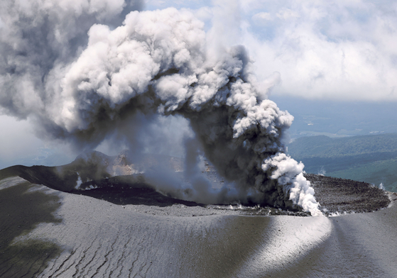 先月28日に観測された、霧島連山の新燃岳からの火山噴煙