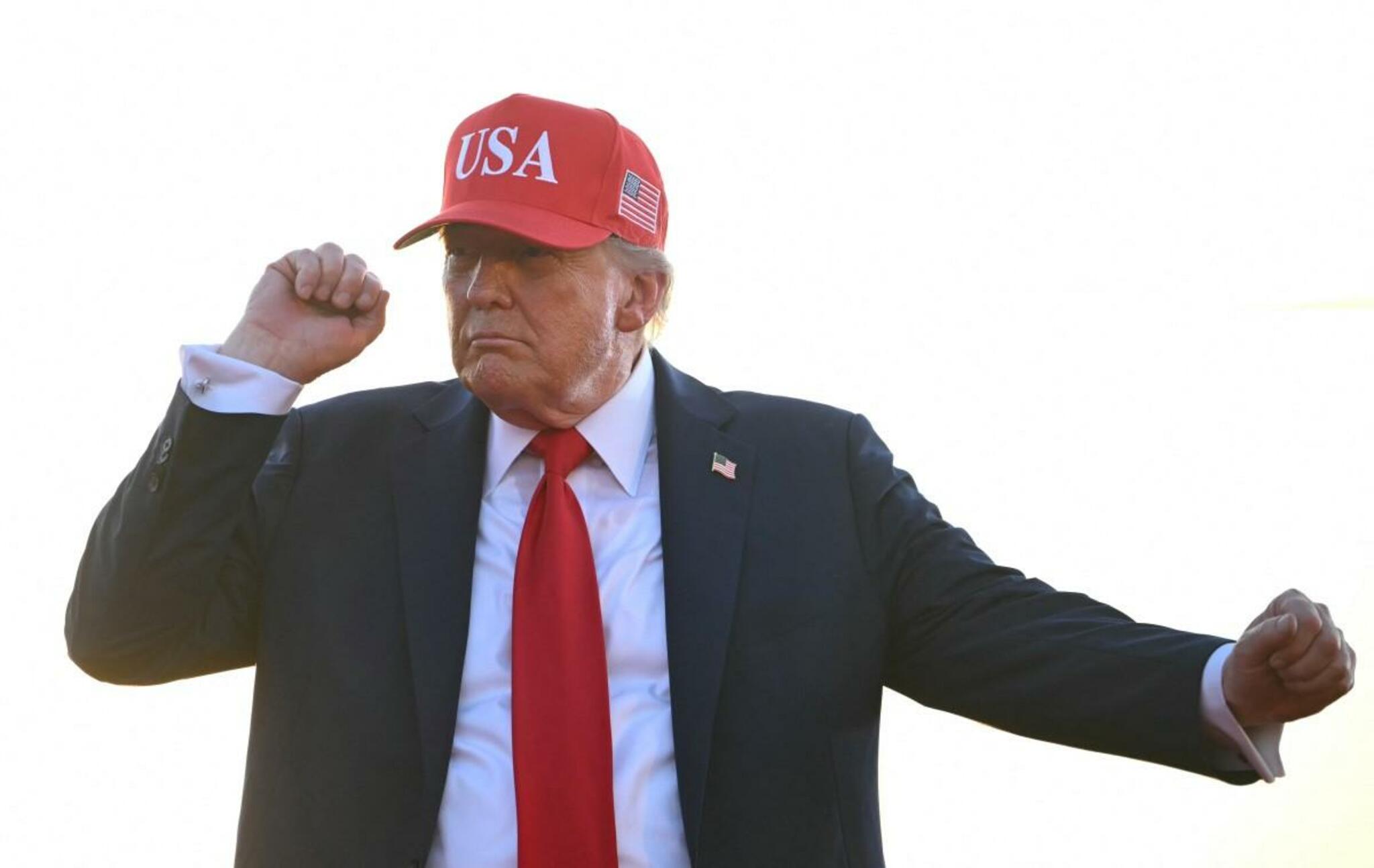 アイオワ州での集会後、階段を降りるドナルド・トランプ米大統領（2025年7月3日撮影）