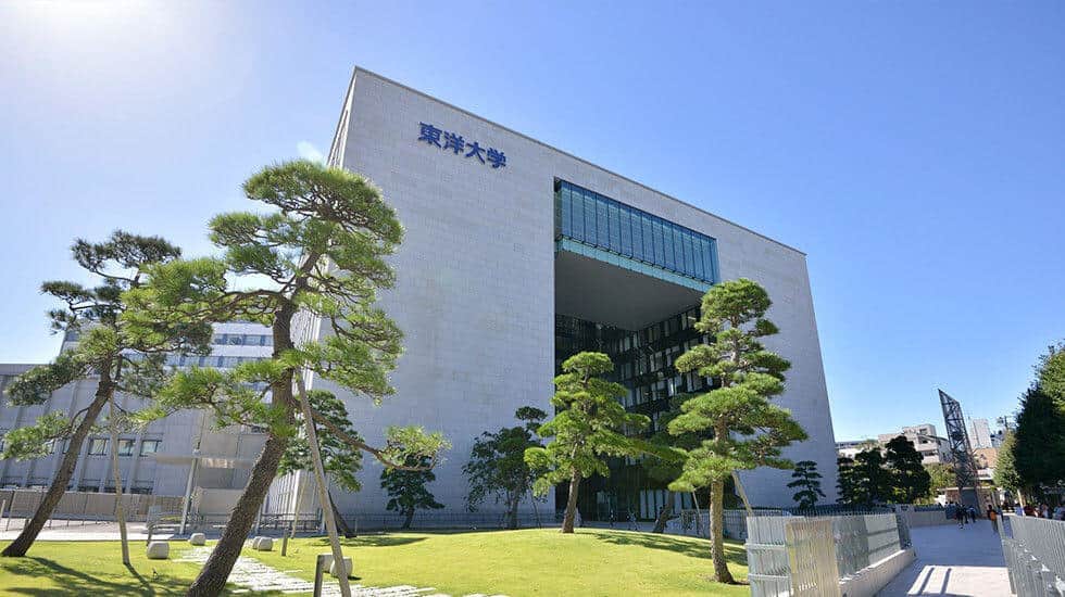 東洋大学のキャンパス写真またはロゴ、伊東市長の学歴問題に関連