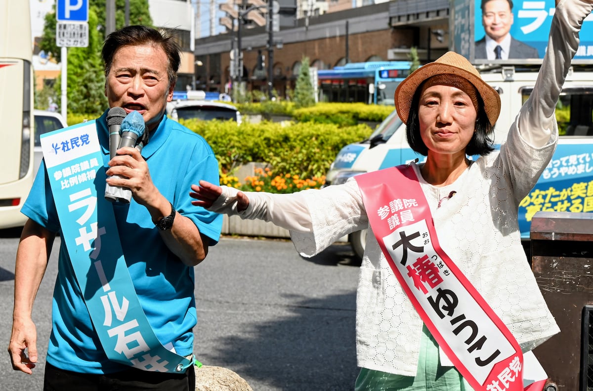 参院選比例代表候補として東京都武蔵野市のJR吉祥寺駅前で街頭活動を行う社民党のラサール石井氏（左）と大椿裕子副党首。彼らは党の存続をかけた戦いを訴えた。