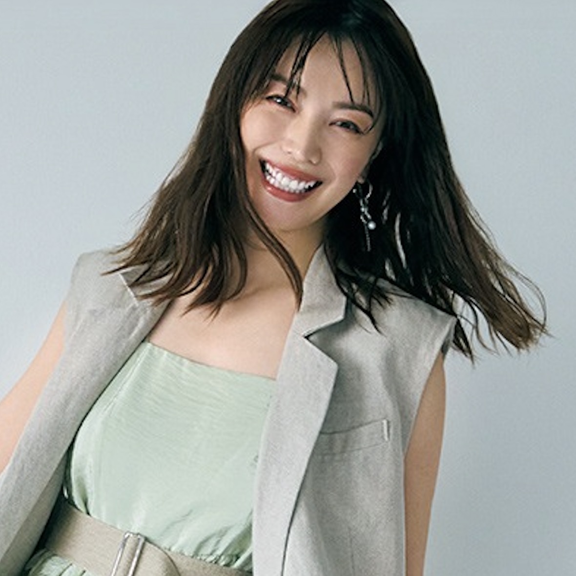 蛯原友里さん】一押し！トレンドカラーの万能ワンピ｜STORY