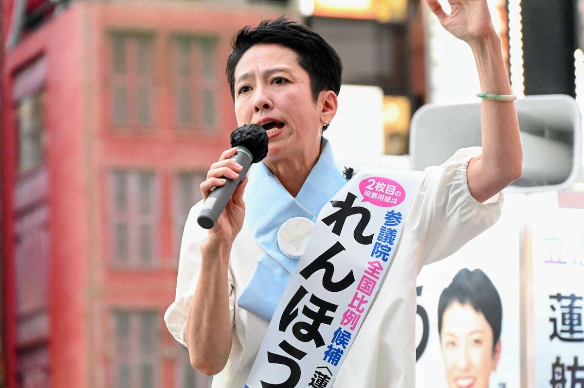 立憲民主党の蓮舫氏が、参院選比例代表候補として池袋駅前での街頭演説を行う様子