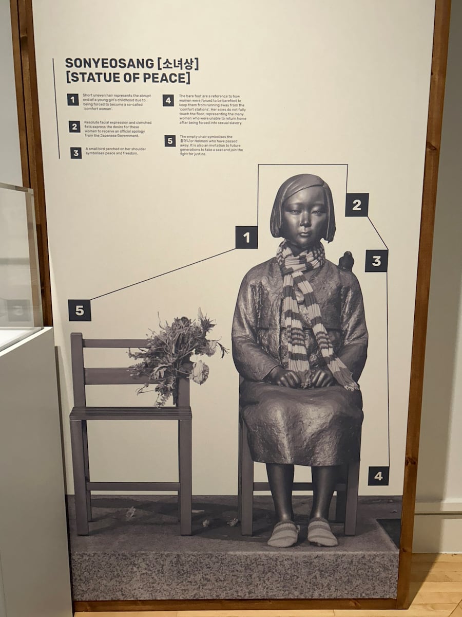 英ロンドンで開催中の帝国戦争博物館特別展で展示されている慰安婦像が写されたパネル