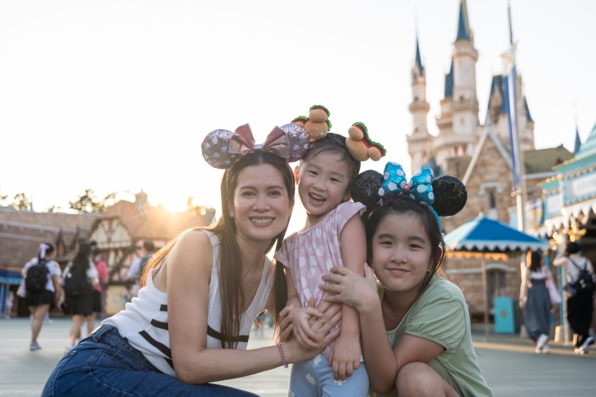 東京ディズニーリゾートで楽しむ家族連れのイメージ。オリエンタルランドがチケット価格の見直しを発表。
