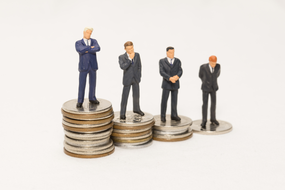 日本の給与所得者の年収分布イメージ、平均値と実態（年収400万円以下が半数）のずれを示すグラフィック