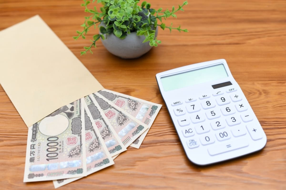 夫婦間の生活費を節約し、貯金する手元（贈与税関連のイメージ）