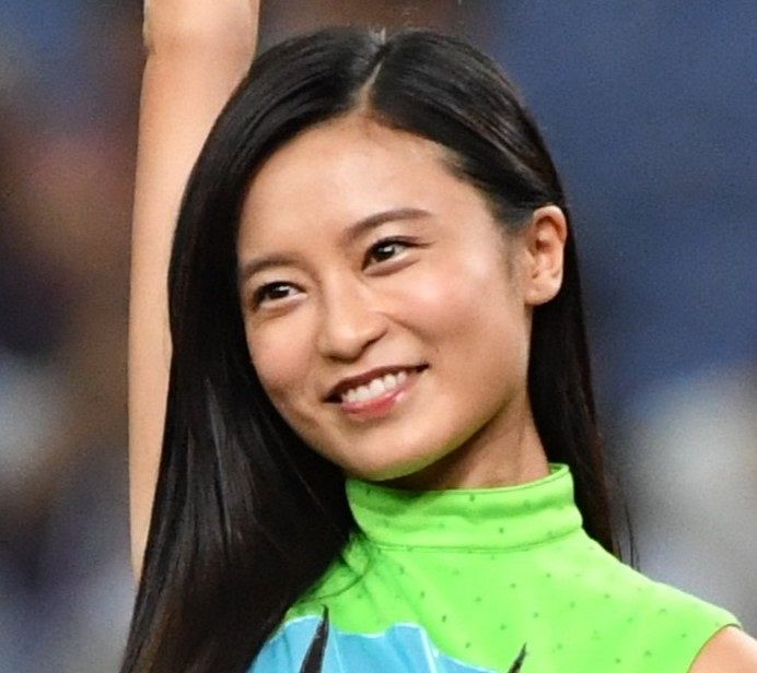 小島瑠璃子がインスタグラムで公開した、金髪姿で子供とプールを楽しむ笑顔の近影