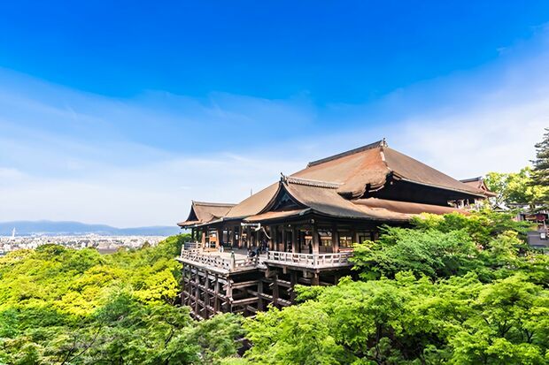 清水寺の賽銭箱に肘つき、本殿居座り無料休憩所化、外国人観光客の言動に「京都は終わってる」悲しい現状