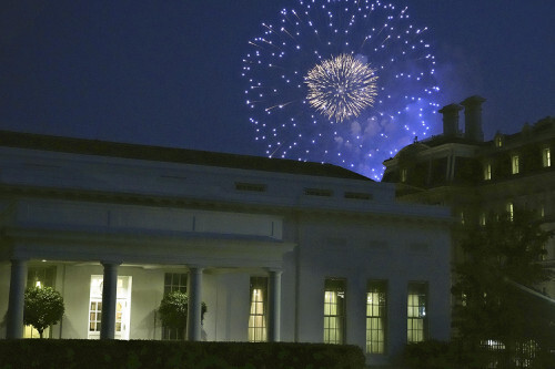 独立記念日の祝賀でホワイトハウス周辺に上がる花火（7月4日）
