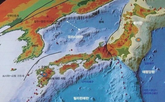 東アジアのプレート構造図。南海トラフ周辺の地震活動と関連。