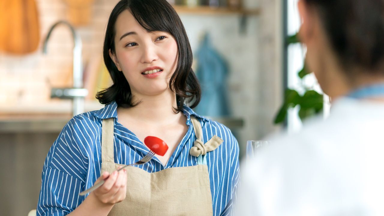 お金について話す友人同士