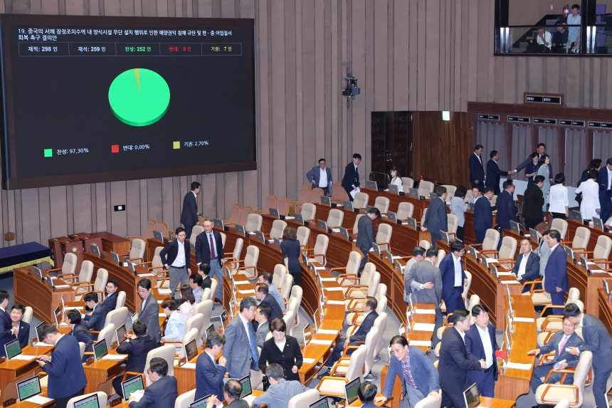 韓国 国会本会議で黄海における中国の違法構造物設置に関する決議案が可決される様子