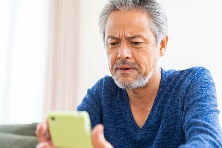 【最新】高齢者世帯「生活が苦しい」割合は55.8%。一方で「年金だけで生活する高齢者」41.7％→43.4%に増加