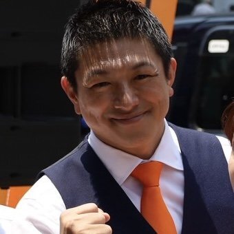 参院選の街頭演説を行う参政党の神谷宗幣代表。多くの支持者が集まり、熱心に耳を傾けている様子。