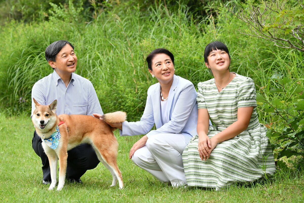 那須御用邸で静養中に散策する天皇ご一家と愛犬由莉