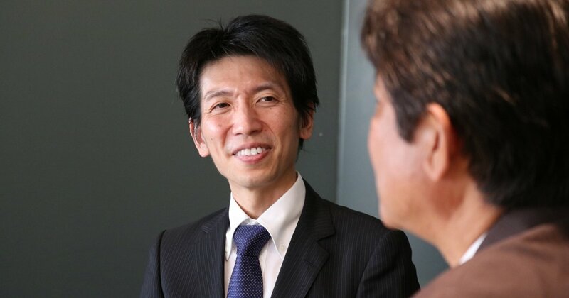 洗足学園 2026年度入試変更について対談する渋田隆之塾長（右）と玉木大輔先生（左）