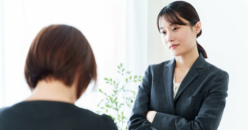 日本で言葉を交わす日本人と中国人のイメージ。英語でのコミュニケーションや文化的な違いを示唆。