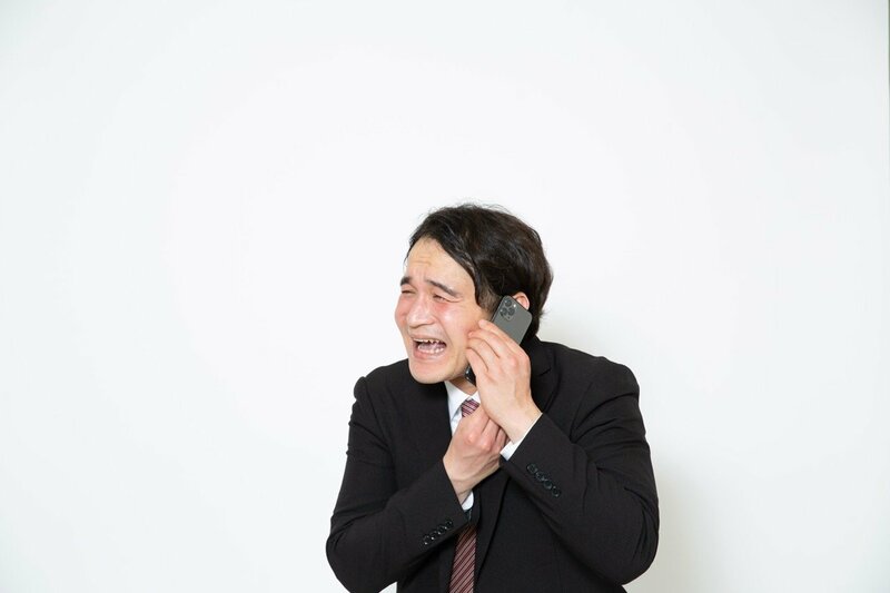 オフィスで働くビジネスパーソンたち（ビジネスコミュニケーションのイメージ）