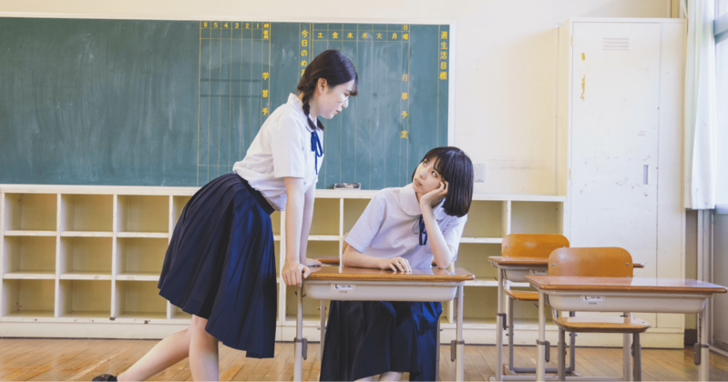 大学受験に向けて真剣に勉強する学生、または自身の将来を考える学生