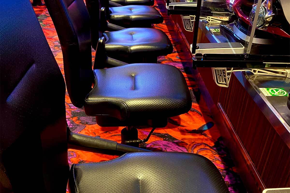 日本のパチンコ店の外観イメージ。地域による営業時間や換金率の違いを示す象徴的な写真。