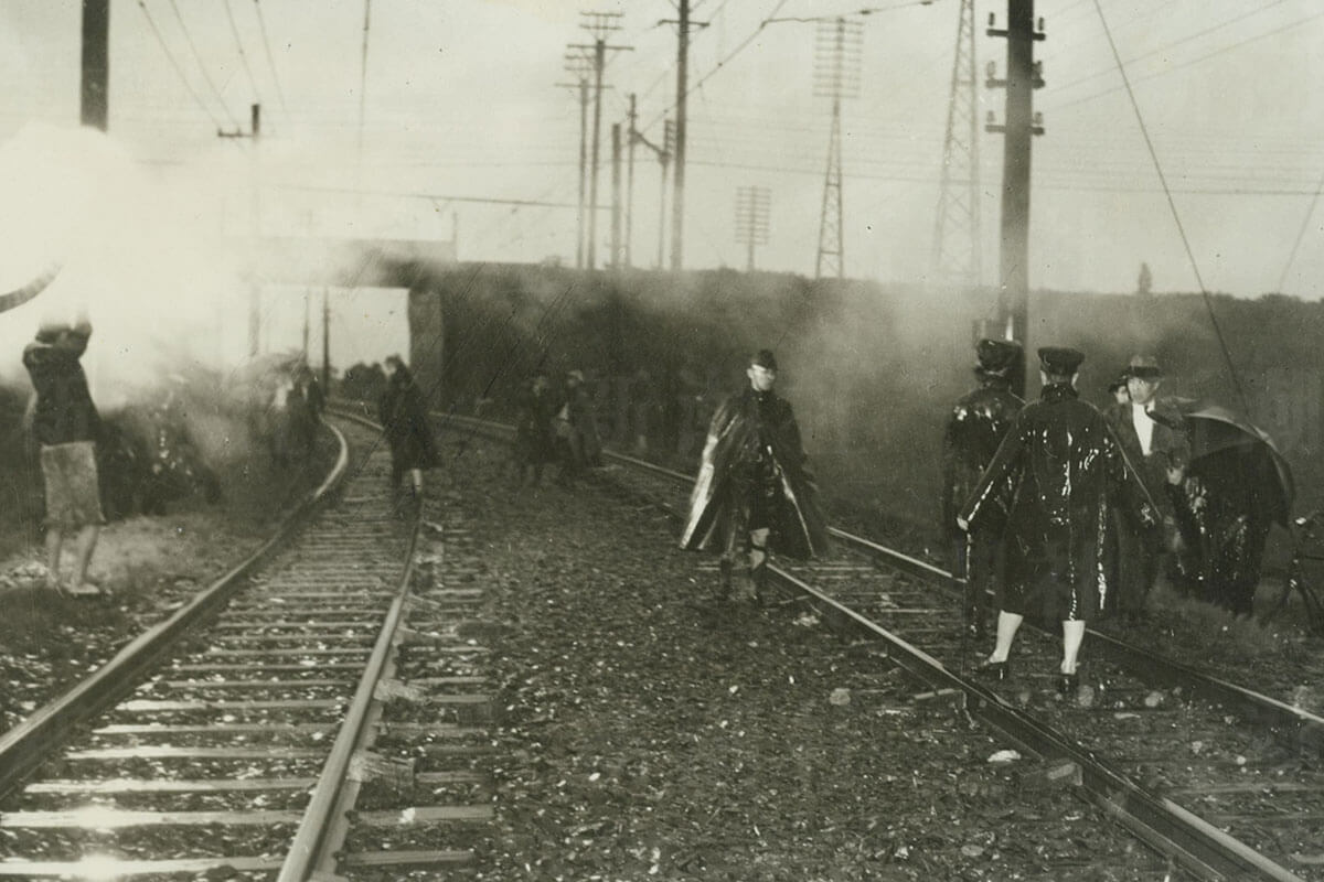 昭和24年（1949年）夏、常磐線綾瀬駅付近での下山事件遺体発見現場。捜査の様子。